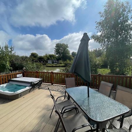 Luxury Lakeside Lodge L1 With Hot Tub Situated At Tattershall Lakes Country Park Bagian luar foto