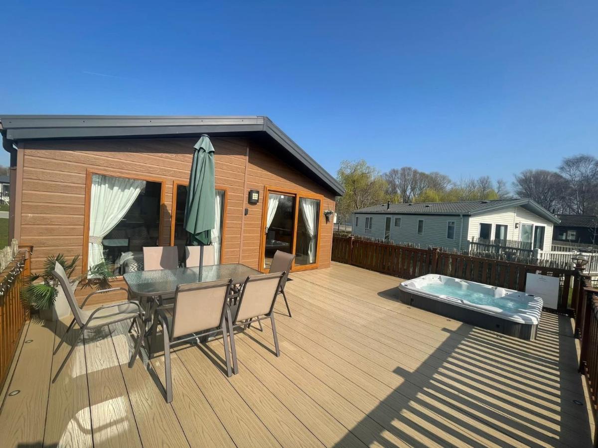 Luxury Lakeside Lodge L1 With Hot Tub Situated At Tattershall Lakes Country Park Bagian luar foto
