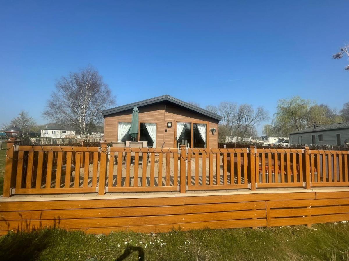 Luxury Lakeside Lodge L1 With Hot Tub Situated At Tattershall Lakes Country Park Bagian luar foto