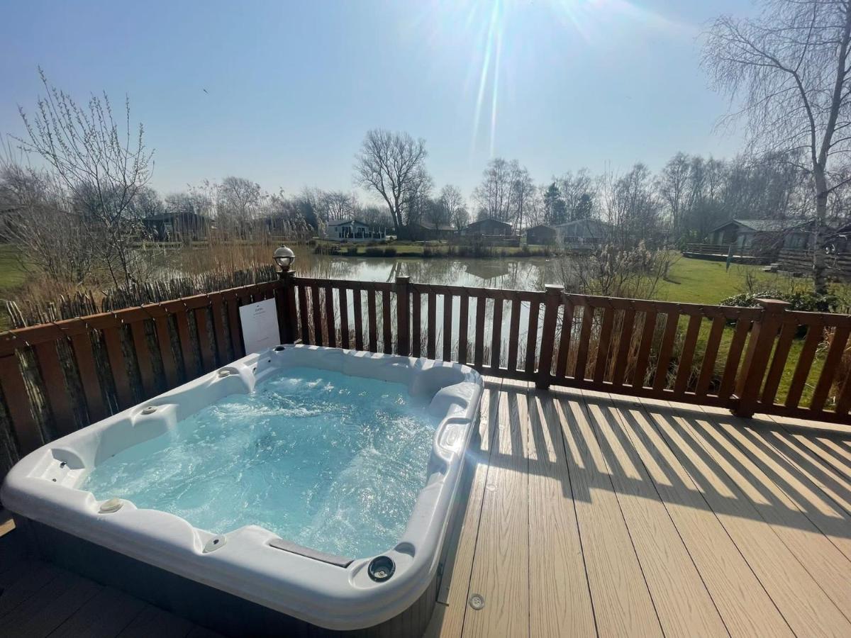 Luxury Lakeside Lodge L1 With Hot Tub Situated At Tattershall Lakes Country Park Bagian luar foto