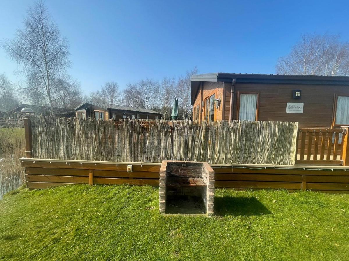 Luxury Lakeside Lodge L1 With Hot Tub Situated At Tattershall Lakes Country Park Bagian luar foto