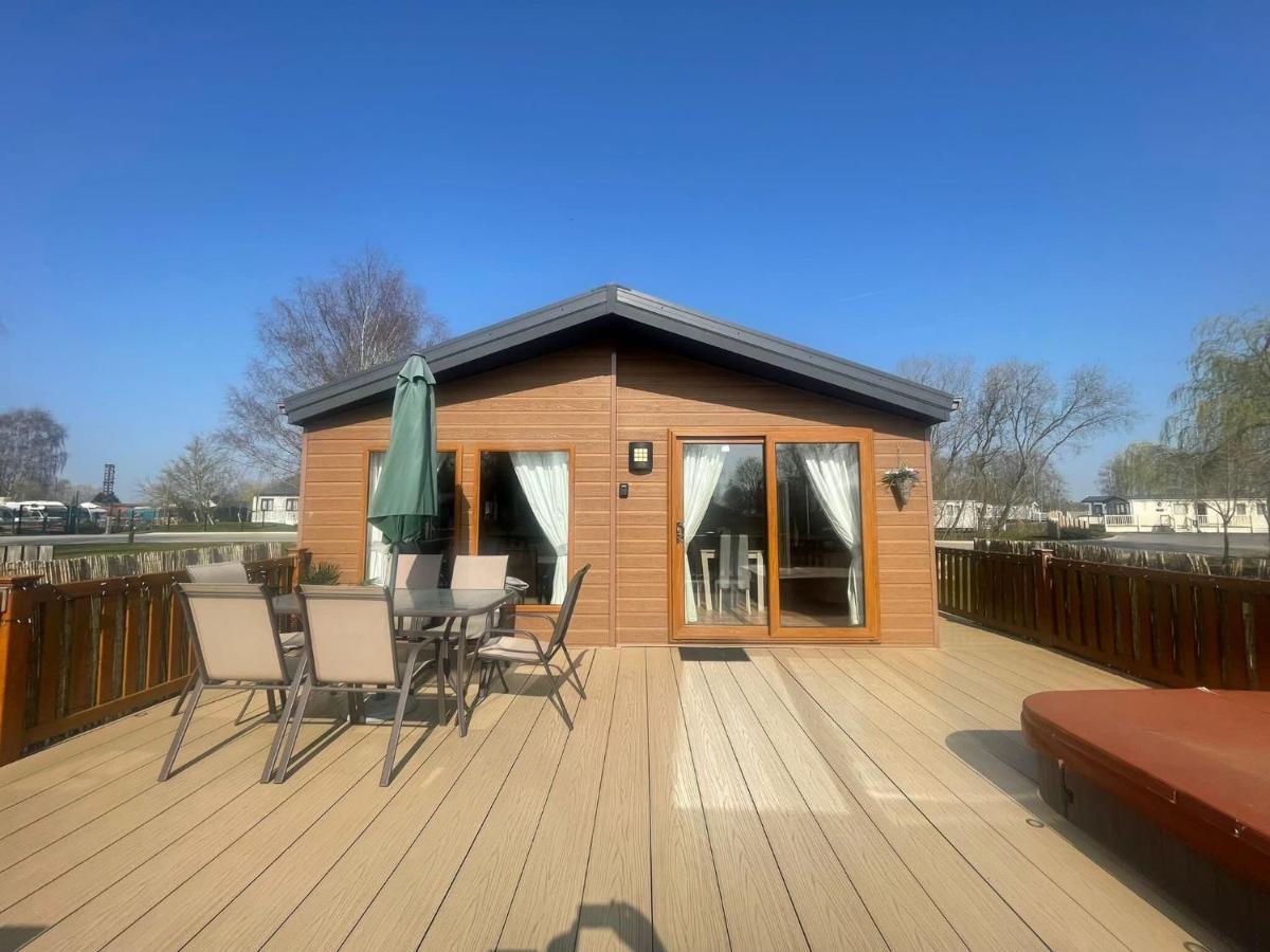 Luxury Lakeside Lodge L1 With Hot Tub Situated At Tattershall Lakes Country Park Bagian luar foto