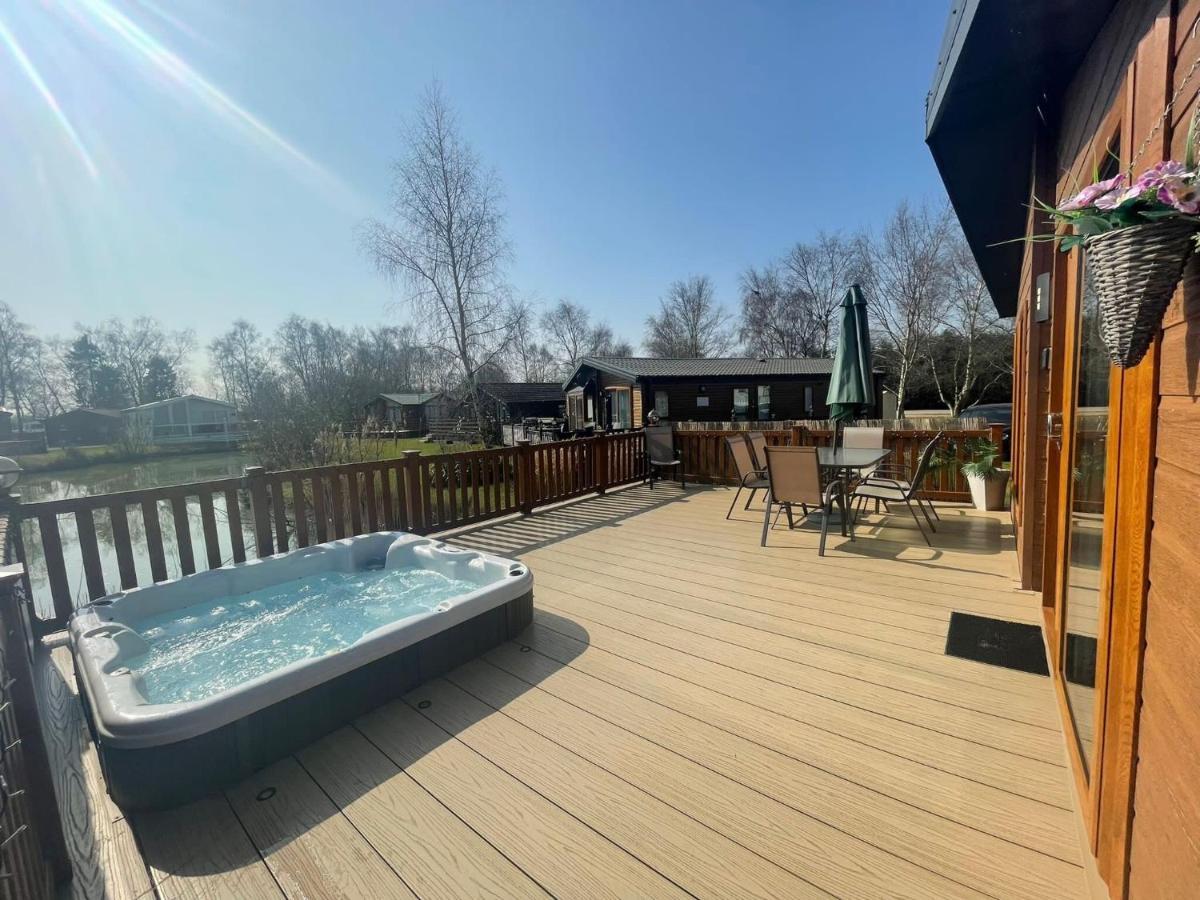 Luxury Lakeside Lodge L1 With Hot Tub Situated At Tattershall Lakes Country Park Bagian luar foto