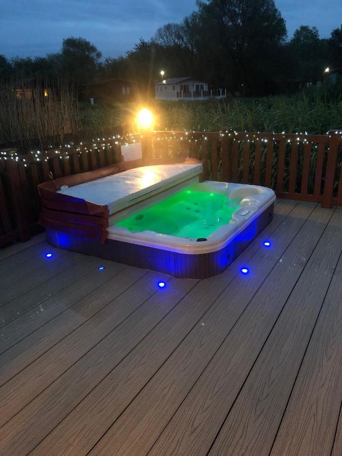 Luxury Lakeside Lodge L1 With Hot Tub Situated At Tattershall Lakes Country Park Bagian luar foto