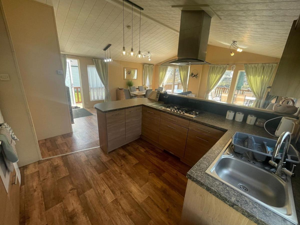 Luxury Lakeside Lodge L1 With Hot Tub Situated At Tattershall Lakes Country Park Bagian luar foto