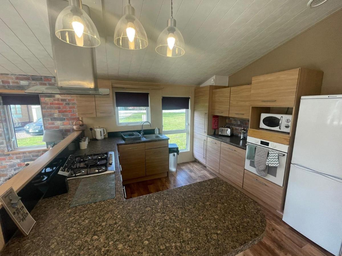 Luxury Lakeside Lodge L1 With Hot Tub Situated At Tattershall Lakes Country Park Bagian luar foto