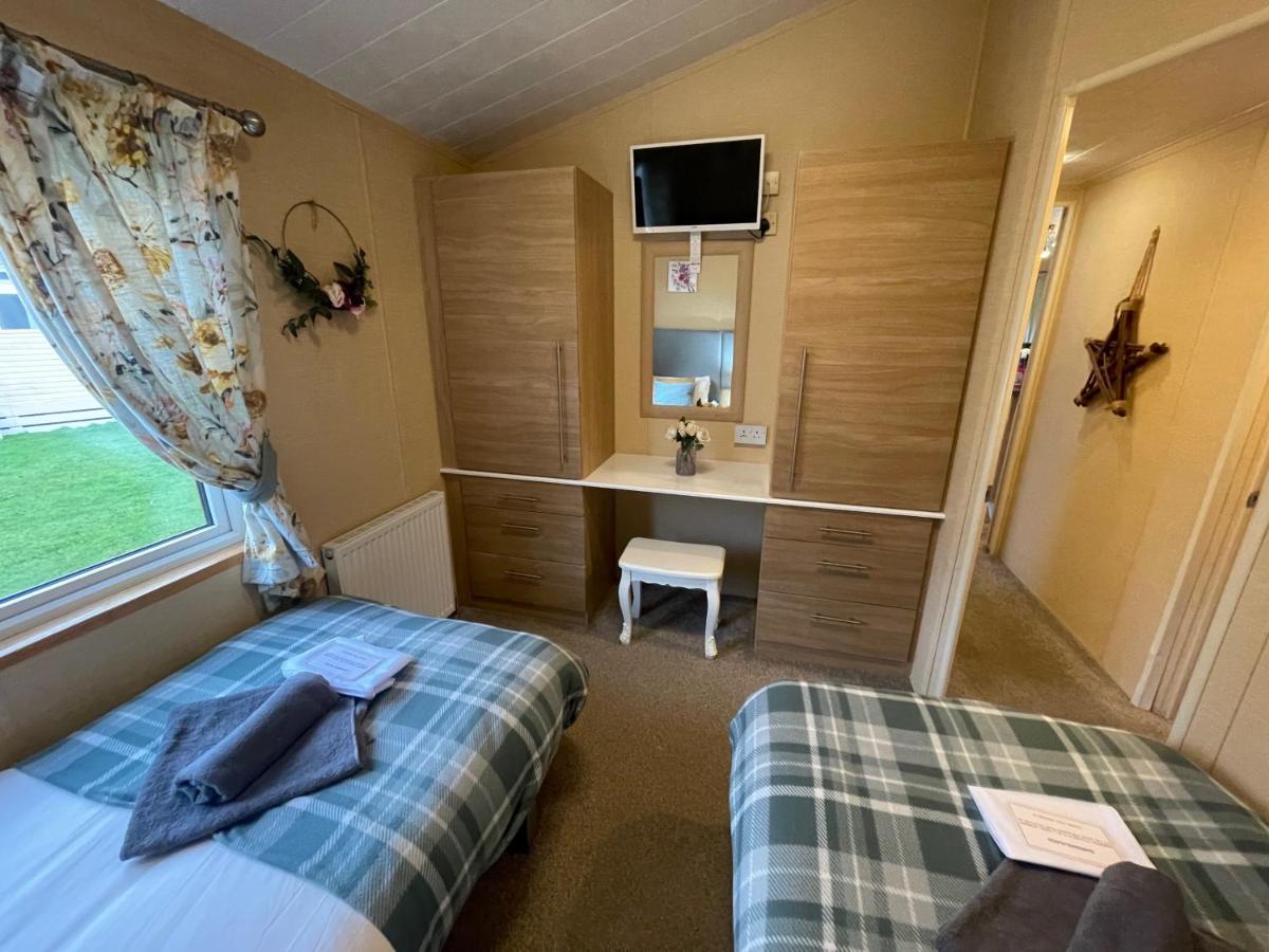 Luxury Lakeside Lodge L1 With Hot Tub Situated At Tattershall Lakes Country Park Bagian luar foto