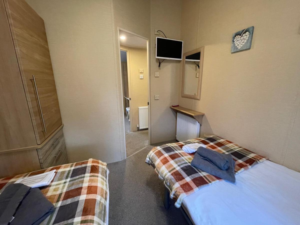 Luxury Lakeside Lodge L1 With Hot Tub Situated At Tattershall Lakes Country Park Bagian luar foto