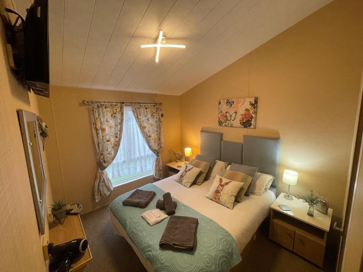 Luxury Lakeside Lodge L1 With Hot Tub Situated At Tattershall Lakes Country Park Bagian luar foto