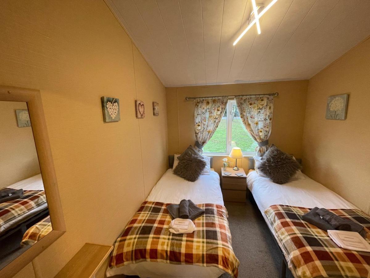 Luxury Lakeside Lodge L1 With Hot Tub Situated At Tattershall Lakes Country Park Bagian luar foto