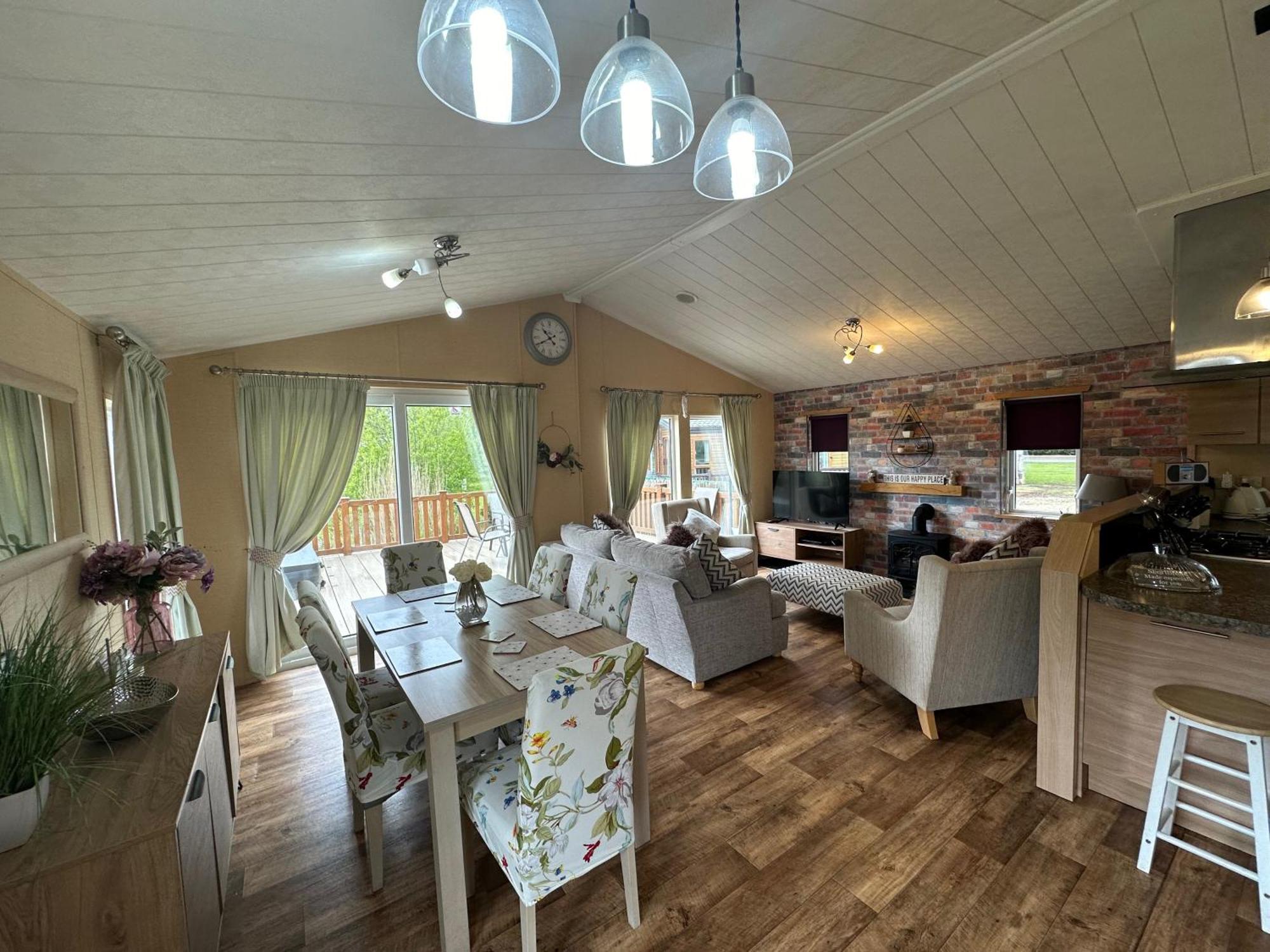 Luxury Lakeside Lodge L1 With Hot Tub Situated At Tattershall Lakes Country Park Bagian luar foto