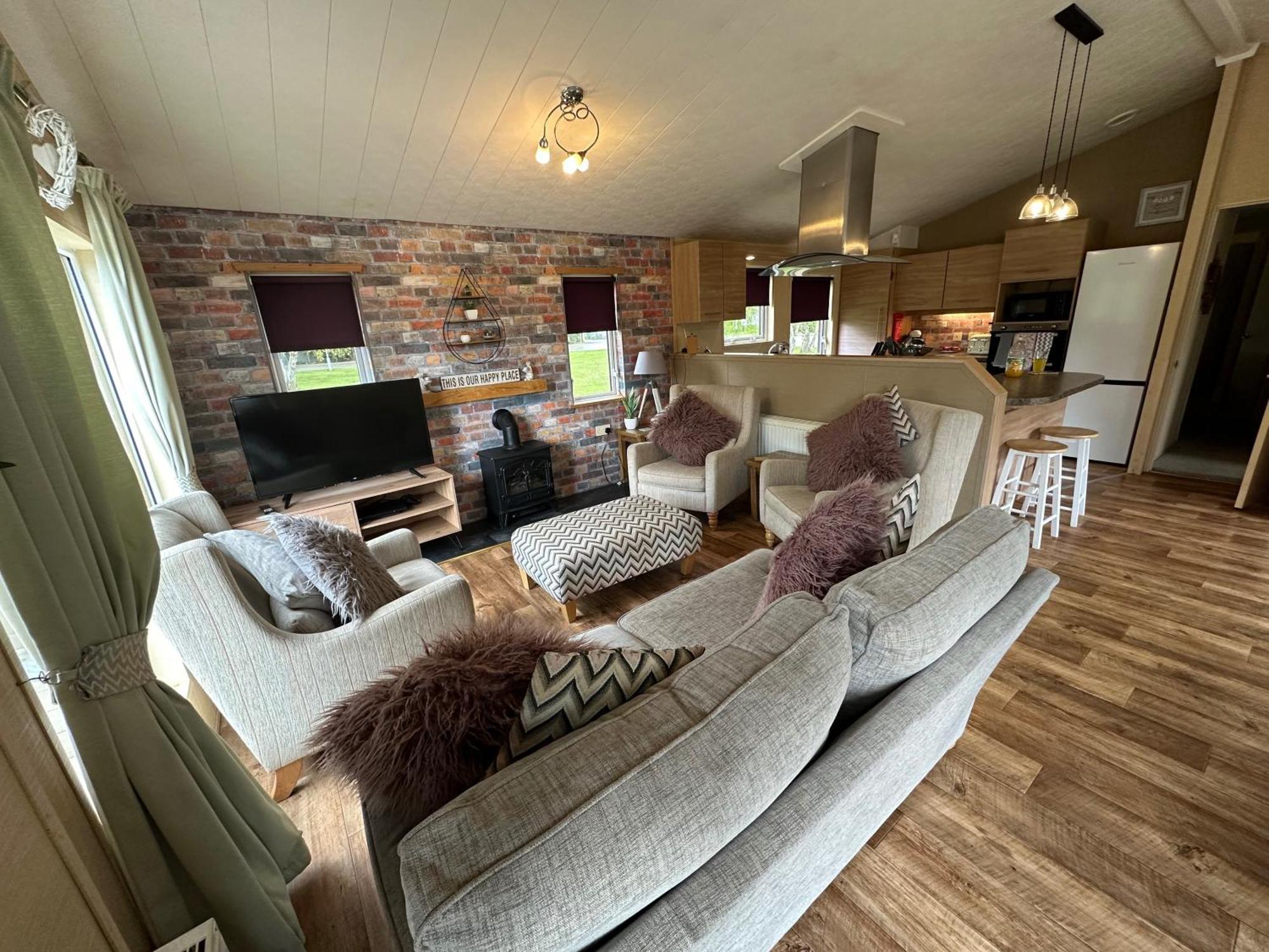 Luxury Lakeside Lodge L1 With Hot Tub Situated At Tattershall Lakes Country Park Bagian luar foto