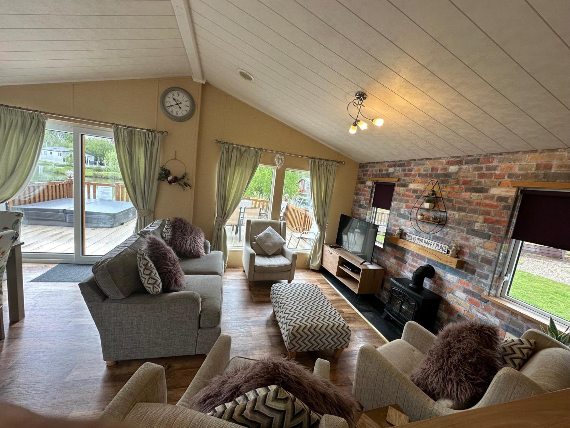 Luxury Lakeside Lodge L1 With Hot Tub Situated At Tattershall Lakes Country Park Bagian luar foto